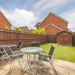 Windsor 10 Mins - 3 Bedrooms, 2 Bathrooms House With Parking