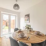 Windsor 10 Mins - 3 Bedrooms, 2 Bathrooms House With Parking