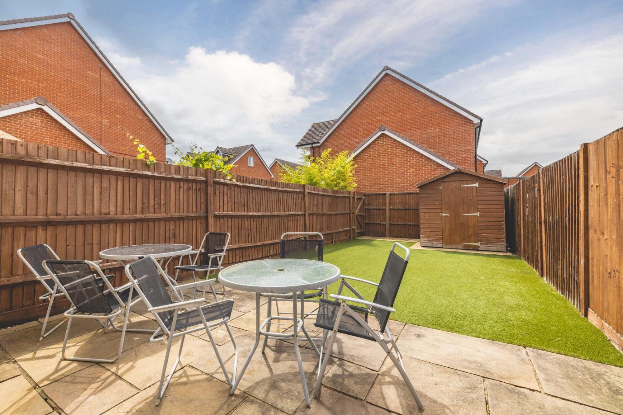 Windsor 10 Mins - 3 Bedrooms, 2 Bathrooms House With Parking Slough