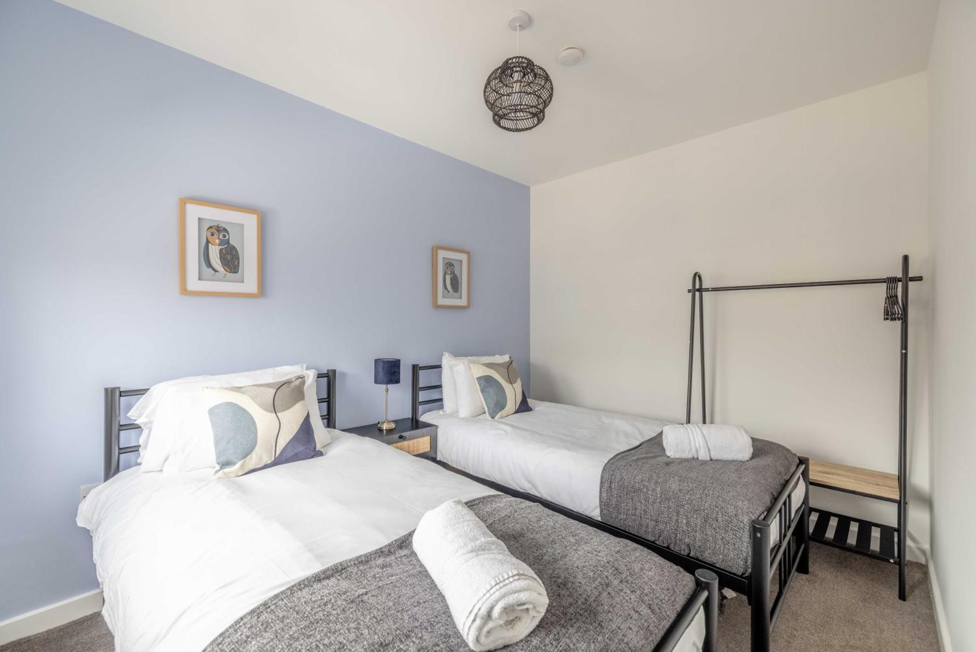 Windsor 10 Mins - 3 Bedrooms, 2 Bathrooms House With Parking Apartment Slough