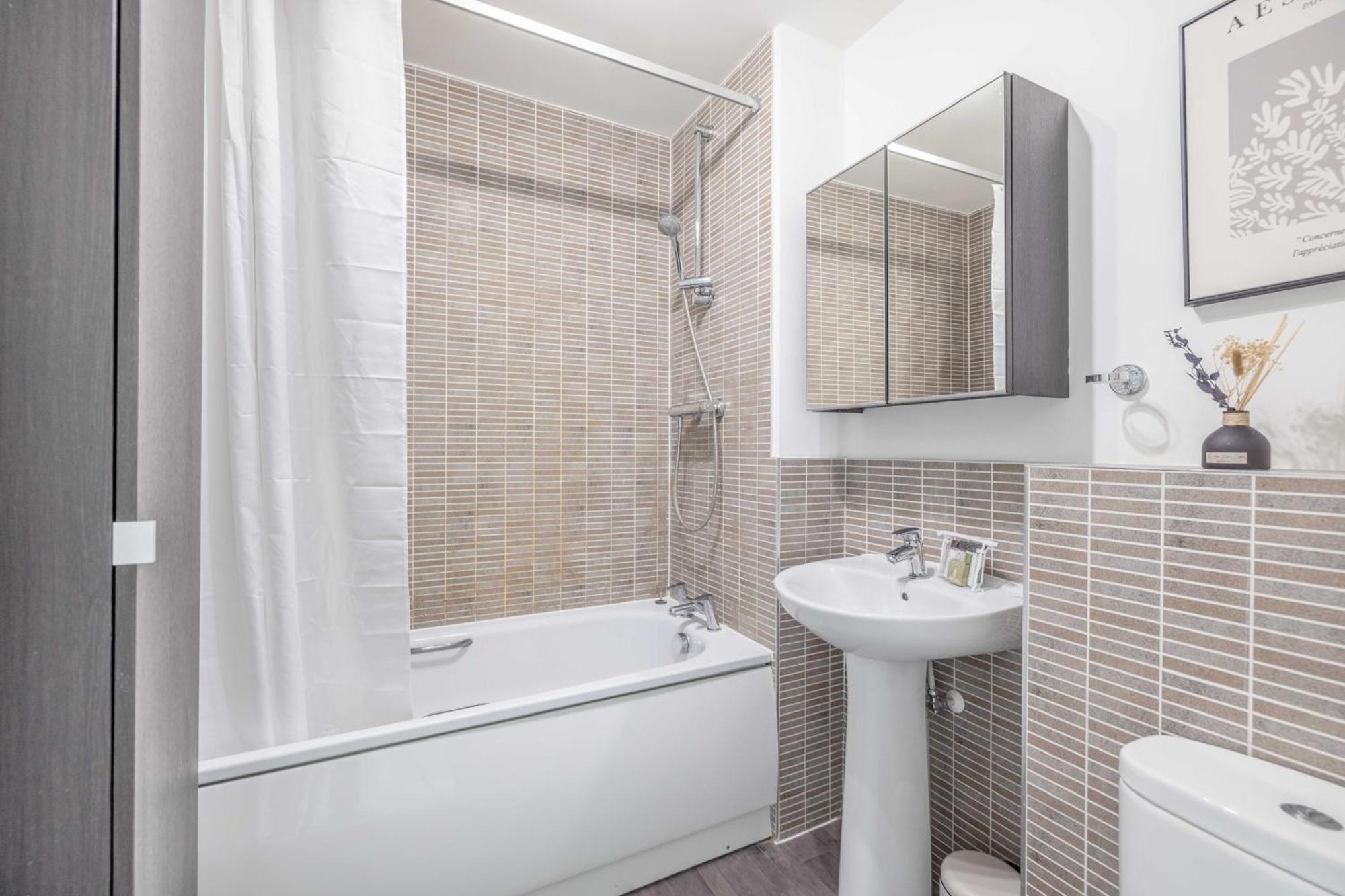 Apartment Windsor 10 Mins - 3 Bedrooms, 2 Bathrooms House With Parking Slough
