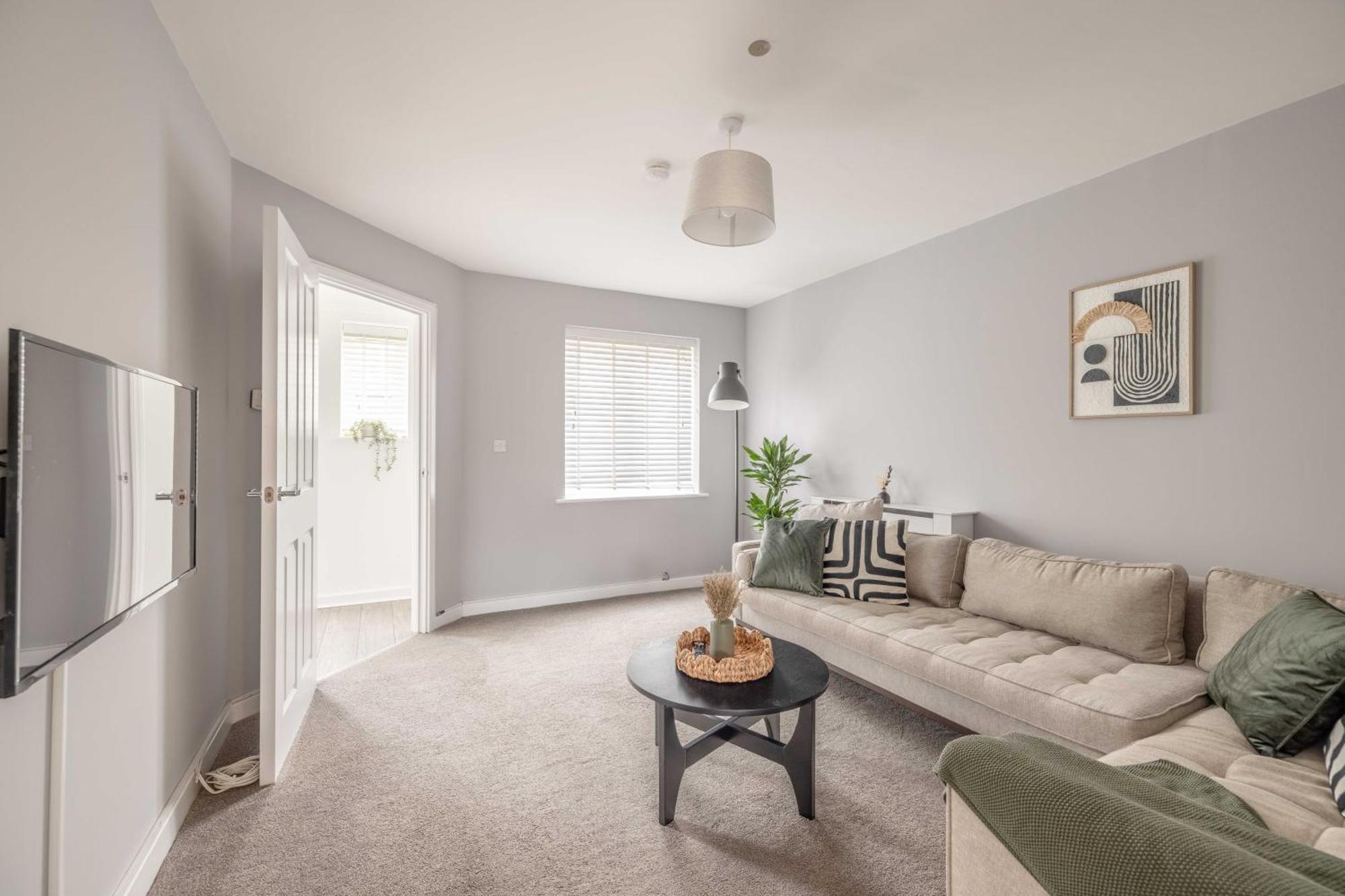 Windsor 10 Mins - 3 Bedrooms, 2 Bathrooms House With Parking *