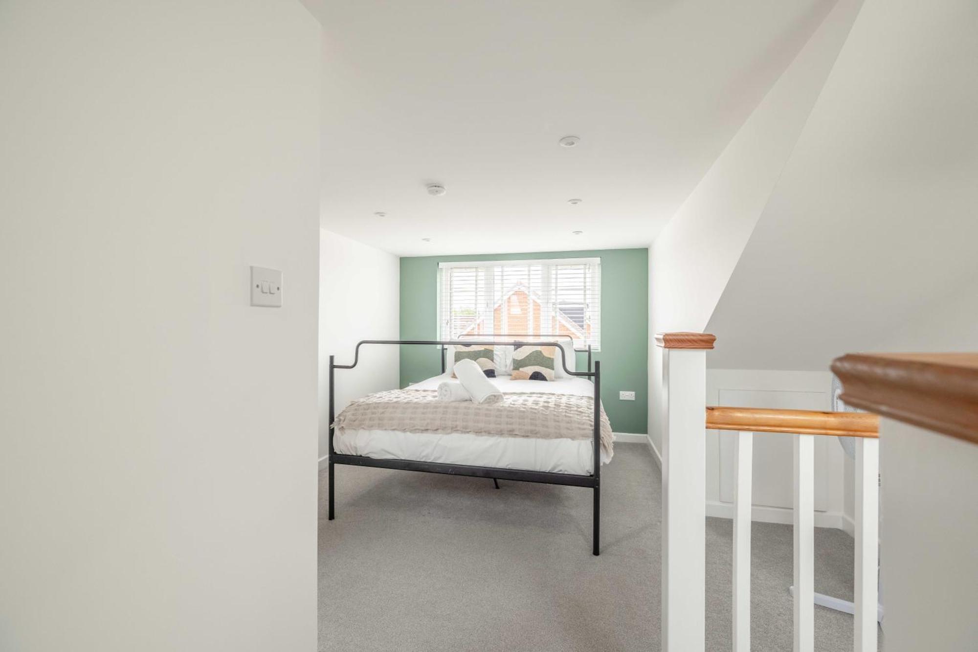 Windsor 10 Mins - 3 Bedrooms, 2 Bathrooms House With Parking Apartment