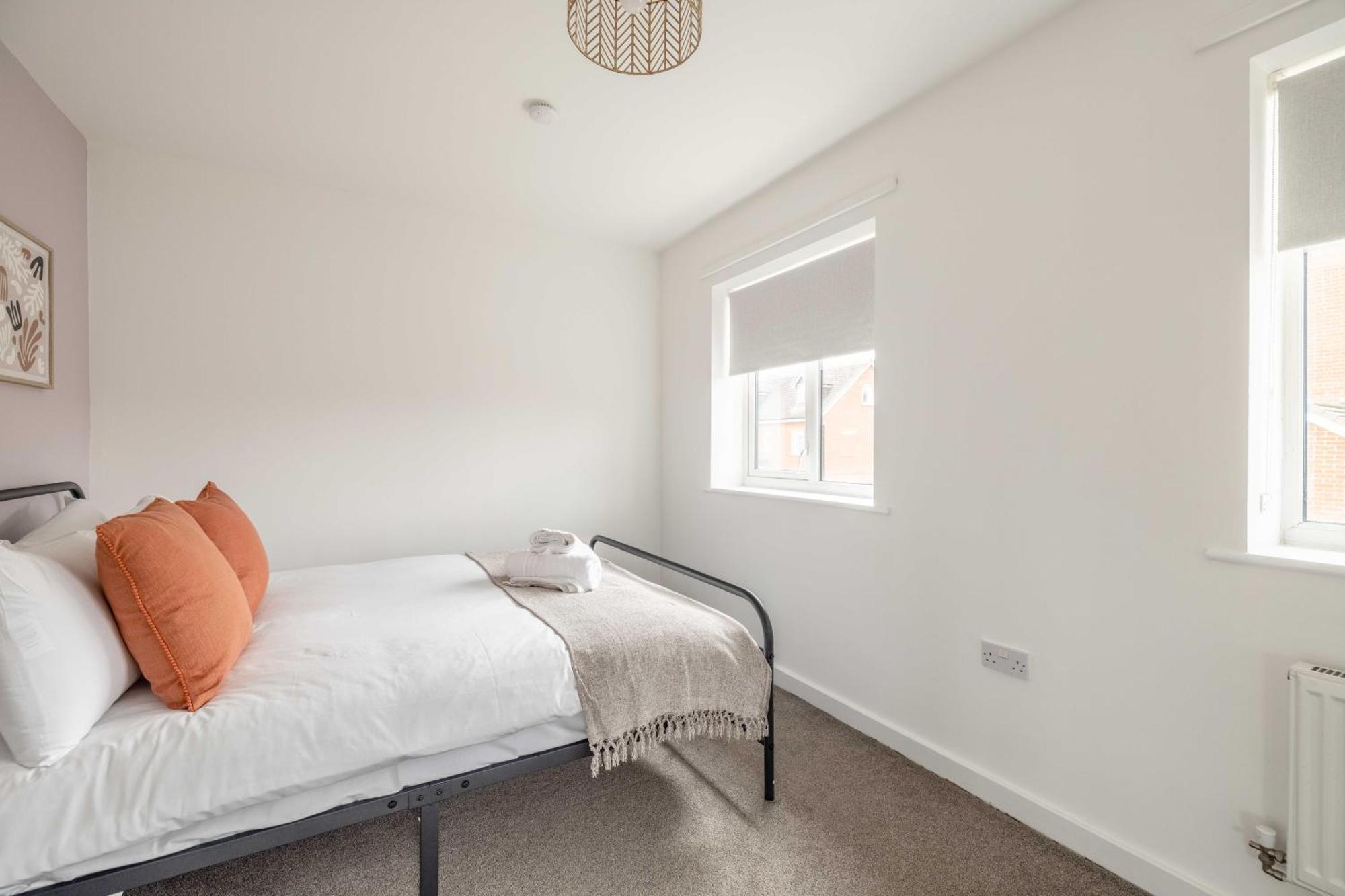Windsor 10 Mins - 3 Bedrooms, 2 Bathrooms House With Parking Apartment *