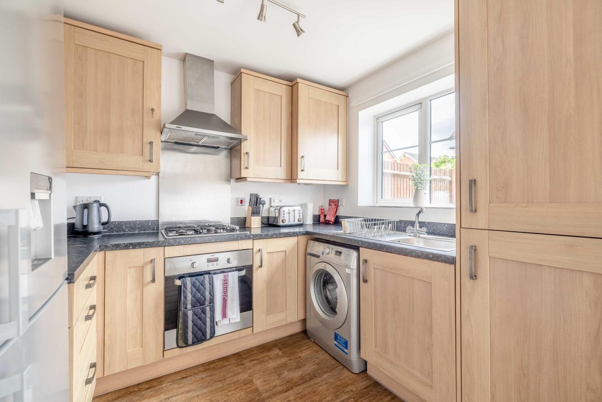Windsor 10 Mins - 3 Bedrooms, 2 Bathrooms House With Parking *