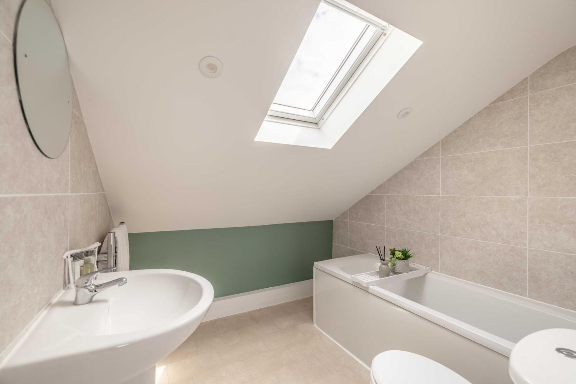 Windsor 10 Mins - 3 Bedrooms, 2 Bathrooms House With Parking Apartment